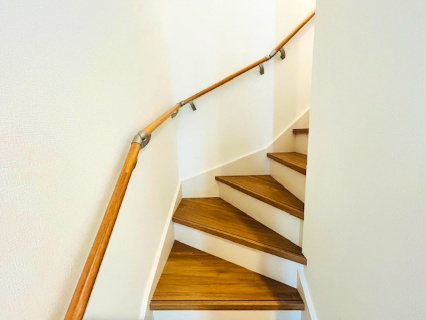 茅ヶ崎市今宿　新築戸建　3号棟の内装|手すり付き階段でお子様も安心です♪