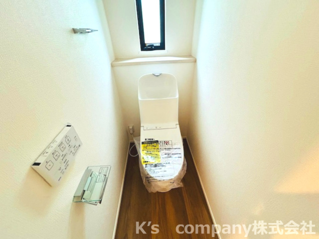 茅ヶ崎市今宿　新築戸建　3号棟のトイレ|クリアなペーパーホルダーがお洒落なトイレ♪