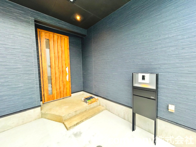 茅ヶ崎市今宿　新築戸建　3号棟の玄関|お洒落なドアが外観を引き立たせてくれます♪