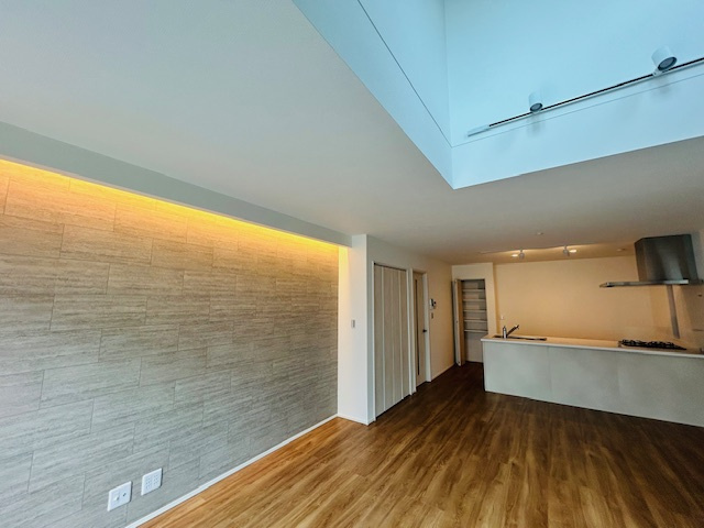 茅ヶ崎市今宿　新築戸建　3号棟の居間・リビング|壁面ライトがおしゃれな空間を演出してくれます☆