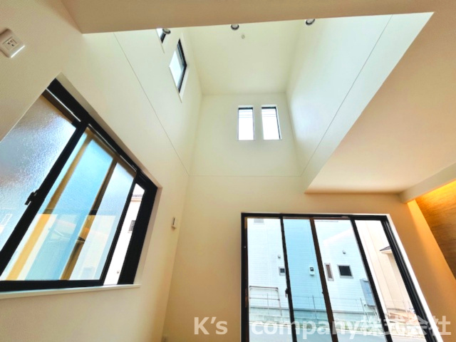 茅ヶ崎市今宿　新築戸建　3号棟の居間・リビング|天井が高く、開放感がございます！