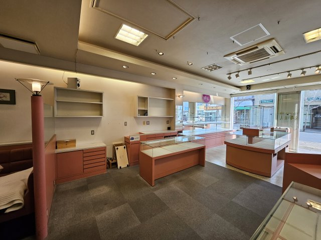 駅前　店舗の内装