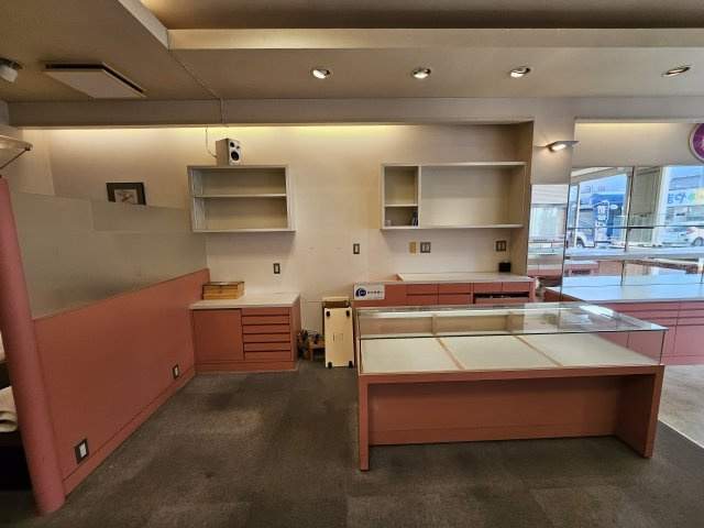 駅前　店舗の内装