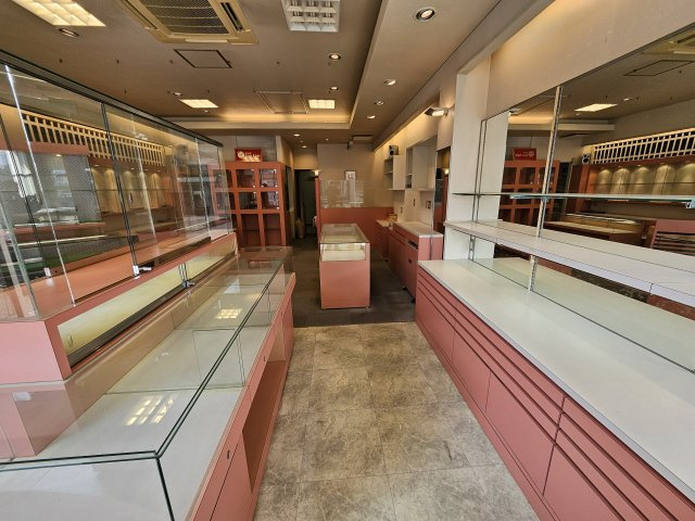 駅前　店舗の内装