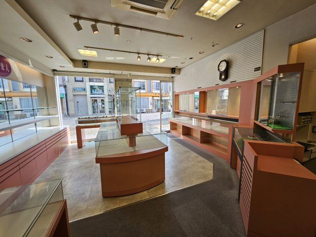 駅前　店舗の内装