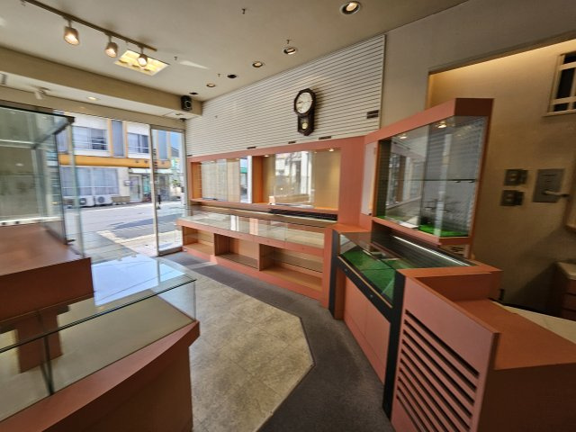駅前　店舗の内装