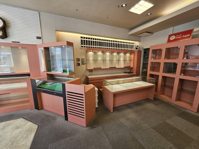 駅前　店舗の内装