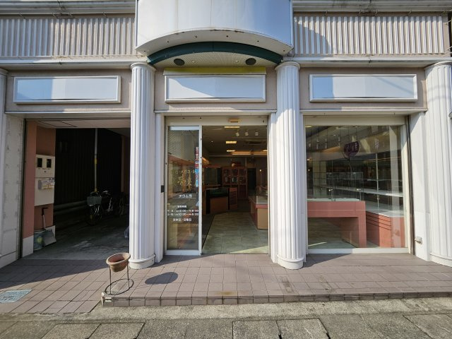 駅前　店舗の外観