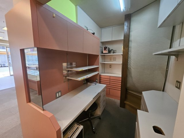 駅前　店舗の内装