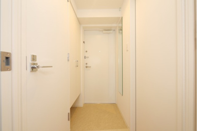 【玄関】 | セレニテ東三国ミラク | 収納もある玄関です