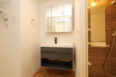 【独立洗面台】 | セレニテ東三国ミラク | 独立洗面台、小物を置くことができて便利です
