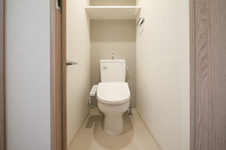 【トイレ】 | アドバンス大阪ストーリア | 落ち着いた色調のトイレです