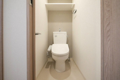 【トイレ】 | アドバンス大阪ストーリア | 落ち着いた色調のトイレです