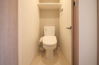 【トイレ】 | アドバンス大阪ストーリア | 落ち着いた色調のトイレです
