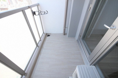 【バルコニー】 | アドバンス大阪ストーリア | 外からの目が気にならないバルコニーで洗濯物が干せます