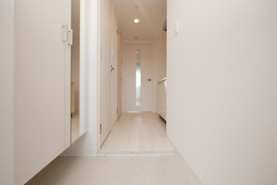 【玄関】 | エスリード大阪デュアルゲート | 収納もある玄関です