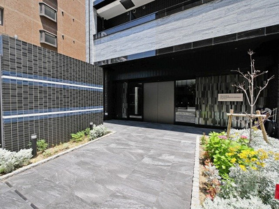 【エントランス】 | プレサンス東三国駅前グランクラス | 落ち着いたエントランスです