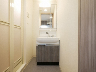 【洗面所】 | プレサンス谷町九丁目駅前 | 独立洗面台、小物を置くことができて便利です