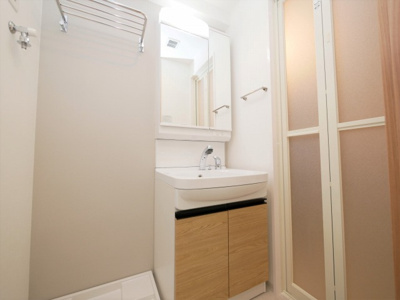 【洗面所】 | レジュールアッシュ京橋 | 忙しい朝には欠かせない洗面所です