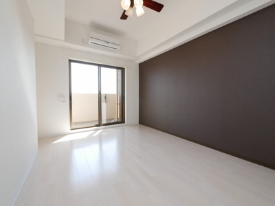 【居間・リビング】 | Luxe難波西Ⅲ | 落ち着いた色調の洋室です