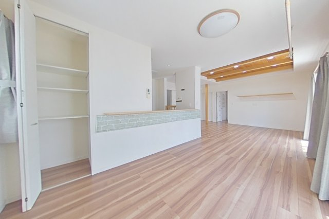 ６４６４６　岐阜市柳津町上佐波中古戸建ての居間・リビング