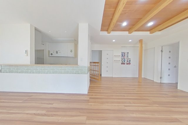 ６４６４６　岐阜市柳津町上佐波中古戸建ての居間・リビング