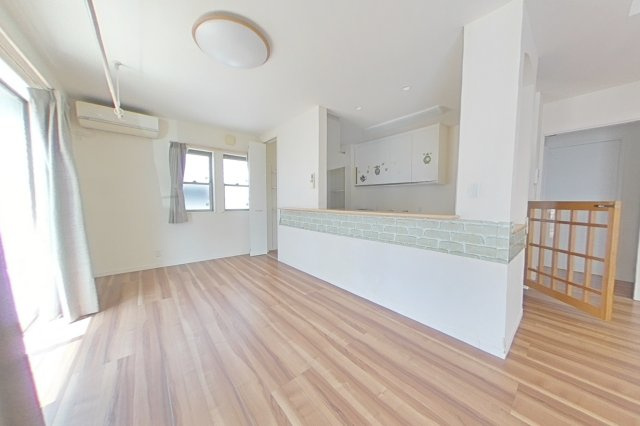 ６４６４６　岐阜市柳津町上佐波中古戸建ての居間・リビング