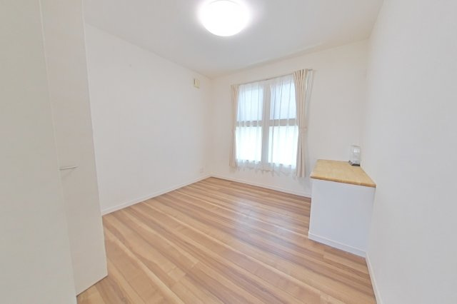 ６４６４６　岐阜市柳津町上佐波中古戸建ての洋室