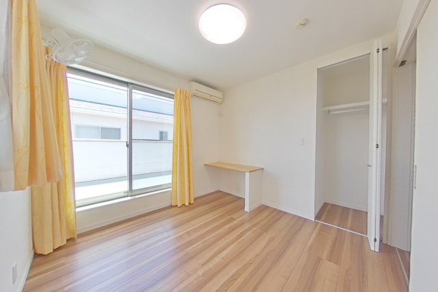 ６４６４６　岐阜市柳津町上佐波中古戸建ての洋室