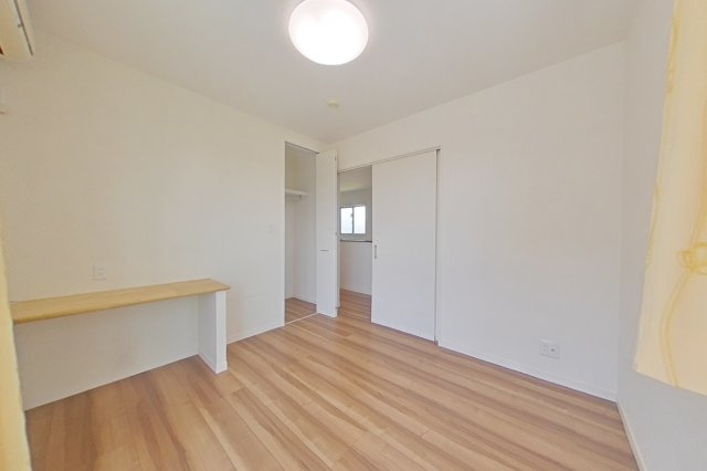 ６４６４６　岐阜市柳津町上佐波中古戸建ての洋室