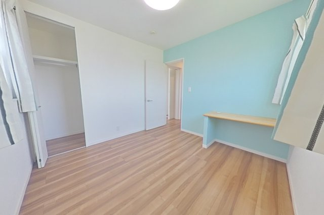 ６４６４６　岐阜市柳津町上佐波中古戸建ての洋室