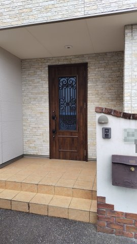 ６４６４６　岐阜市柳津町上佐波中古戸建ての玄関