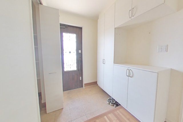 ６４６４６　岐阜市柳津町上佐波中古戸建ての居間・リビング