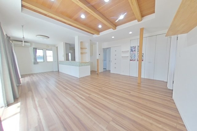 ６４６４６　岐阜市柳津町上佐波中古戸建ての居間・リビング