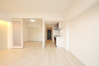 【居間・リビング】 | プレジオ御幣島ASIAN | こちらの居間で趣味の時間をお楽しみください