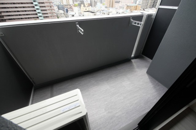 【バルコニー】 | S-RESIDENCE城東SEVER | 外からの目が気にならないバルコニーで洗濯物が干せます