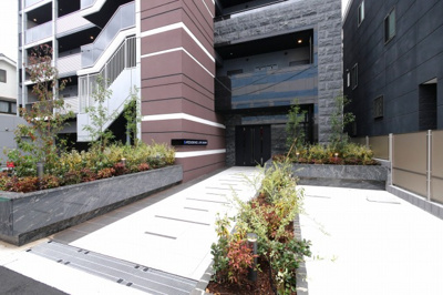 【エントランス】 | S-RESIDENCE城東SEVER | ゆとりのあるエントランスです