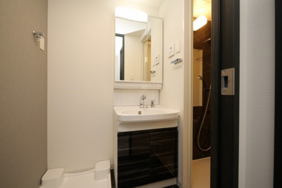 【独立洗面台】 | S-RESIDENCE城東SEVER | 朝の支度にも助かる、独立の洗髪洗面化粧台