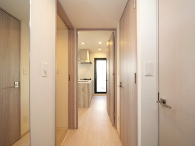 【玄関】 | シーズンフラッツ新大阪 | 収納もある玄関です