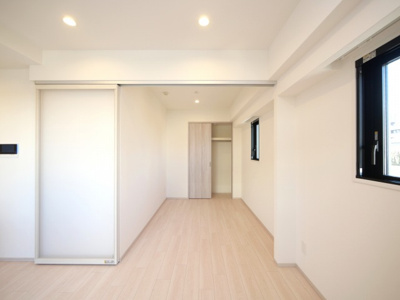 【居間・リビング】 | シーズンフラッツ新大阪 | ゆったり過ごせる居間です