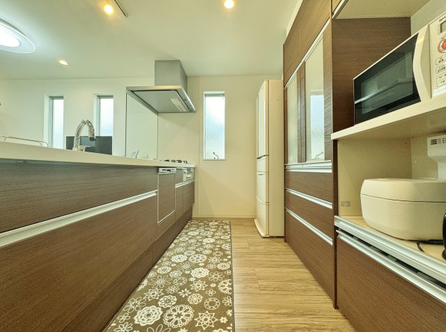 豊島区千川2丁目のキッチン|キッチン背面にはキッチンと同じ面材のカップボード付です
家事効率が上がるハイスペックキッチンです 