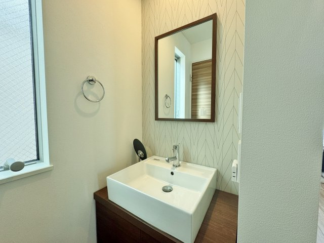 豊島区千川2丁目の独立洗面台|2階トイレ前にはあると便利なセカンド洗面付
忙しい朝などんも活躍します 