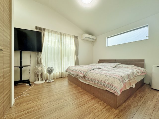 豊島区千川2丁目の洋室|3階8.0帖洋室
主寝室にもピッタリな広々とした居室
勾配天井となっており開放感溢れる空間です
大型のウォークインクローゼット付きで衣類の他にもたっぷり収納いただけます