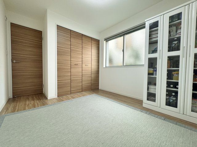 豊島区千川2丁目の洋室|1階5.1帖洋室
1階居室ですが角地に面しているので圧迫感や薄暗さが軽減されております
お子様部屋の他、書斎やテレワークルームなど多目的にお使いいただけます