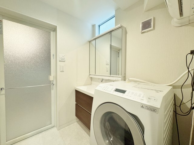 豊島区千川2丁目の洗面所|明るく清潔感のある洗面室
使い勝手の良い3面鏡洗面化粧台付です