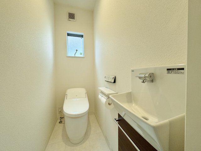 豊島区千川2丁目のトイレ|トイレは1階・2階にございます
スタイリッシュなタンクレストイレ
1階トイレには手洗いカウンター付です