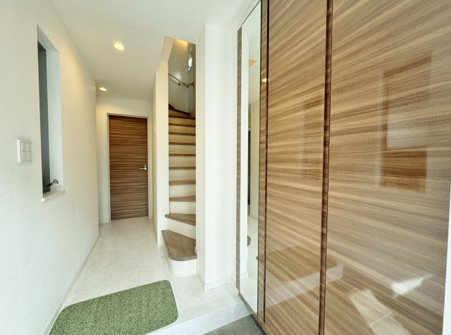 豊島区千川2丁目の玄関|暖かな光を取り込んだ明るい玄関＋廊下部分です
ご家族皆様の靴をしっかりと収納いただける大容量のシューズボックス付