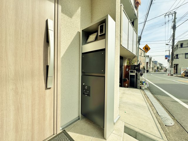 豊島区千川2丁目の設備|玄関先にはお留守の時に便利な宅配ボックスがございます
ネット注文などが増え必須の仕様設備となっております 