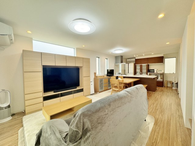 豊島区千川2丁目の居間・リビング|ご家族が揃うリビングは約19.8帖の贅沢な広さです♪
開放感のある空間でゆったりとご家族皆様でお寛ぎいただけます