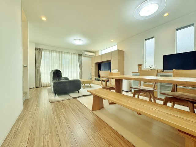 豊島区千川2丁目の居間・リビング|通風・採光にも優れ、心地よい光と風が入ります
永きにわたりご家族皆様の暖かな空間となるようにLDＫを2階に配置し皆が集いやすい設計となっております
